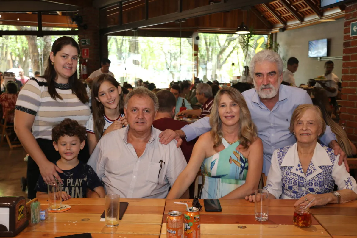 Juliana Andrigretti, Henrique Possato, Isabela Possato, Valdir Bertolino, Isabel Possato, o anfitrião Odair Zanoni  e Leonora Vidoti Possato  