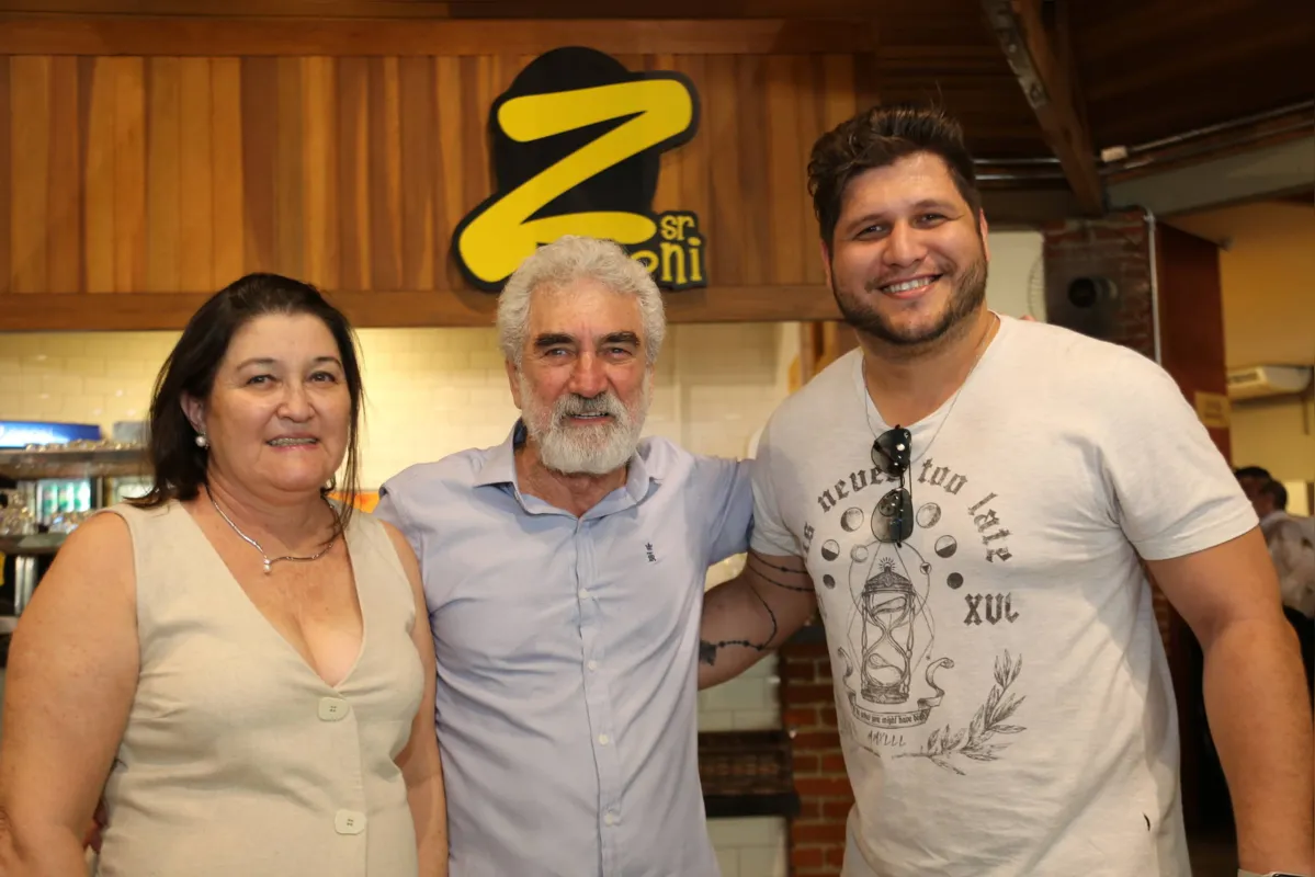 O casal Fátima e Odair Zanoni  com Hugo Araújo 