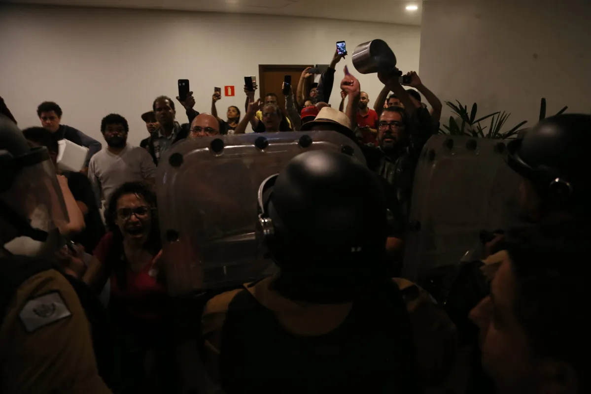 Imagem ilustrativa da imagem TJ-PR determina saída de servidores que ocupam prédio da Alep