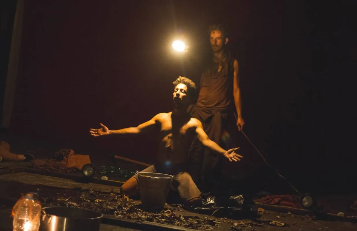 Cena de 'Terra Desmedida' : apresentação  neste domingo (1) encerra a primeira temporada do espetáculo da Cia Teatro de Garagem