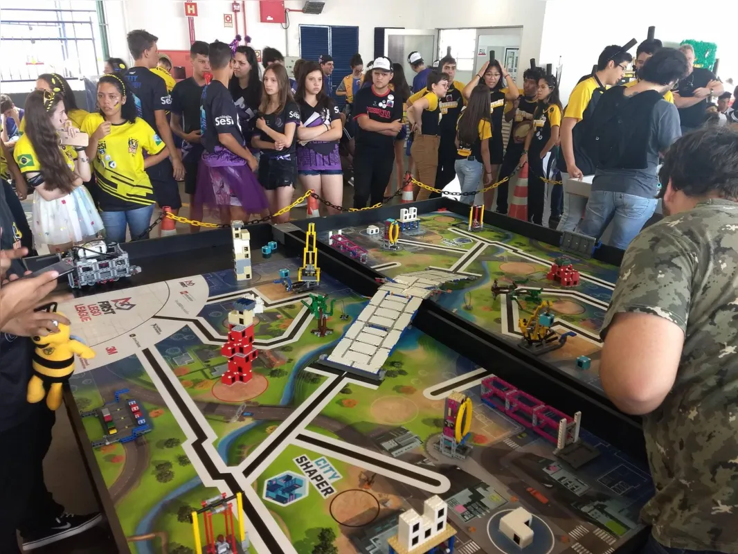Cerca de 220 pessoas participaram na última segunda (2) e nesta terça-feira (3) da 3ª microsseletiva regional do Torneio de Robótica – FLL (First Lego League) e FTC (First Tech Challenge), realizada no Colégio Sesi Internacional de Londrina.