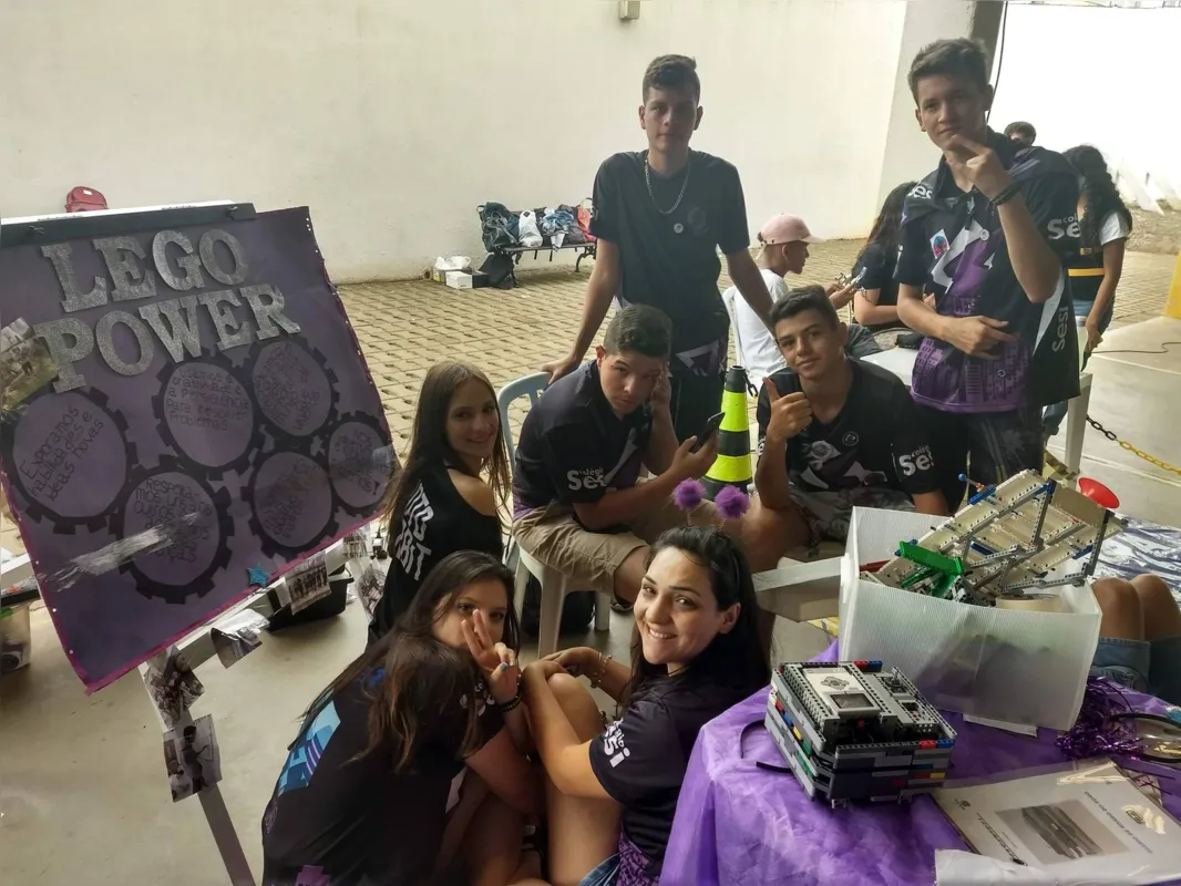 Jovens são desafiados a construir e projetar robôs para cumprir missões específicas, como também a propor soluções concretas para os problemas discutidos. 