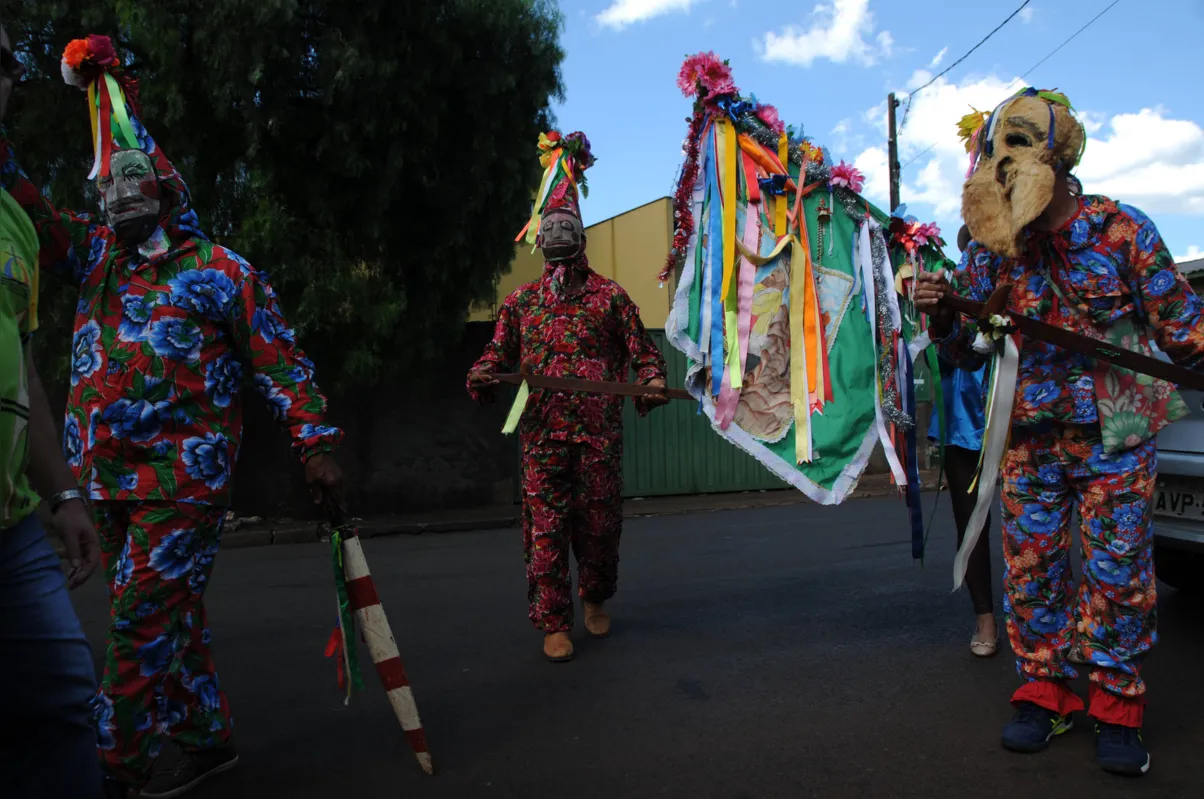 Bandeira vai sempre na frente e traz simbolismo, com imagens de Jesus, Maria, José e o reis magos