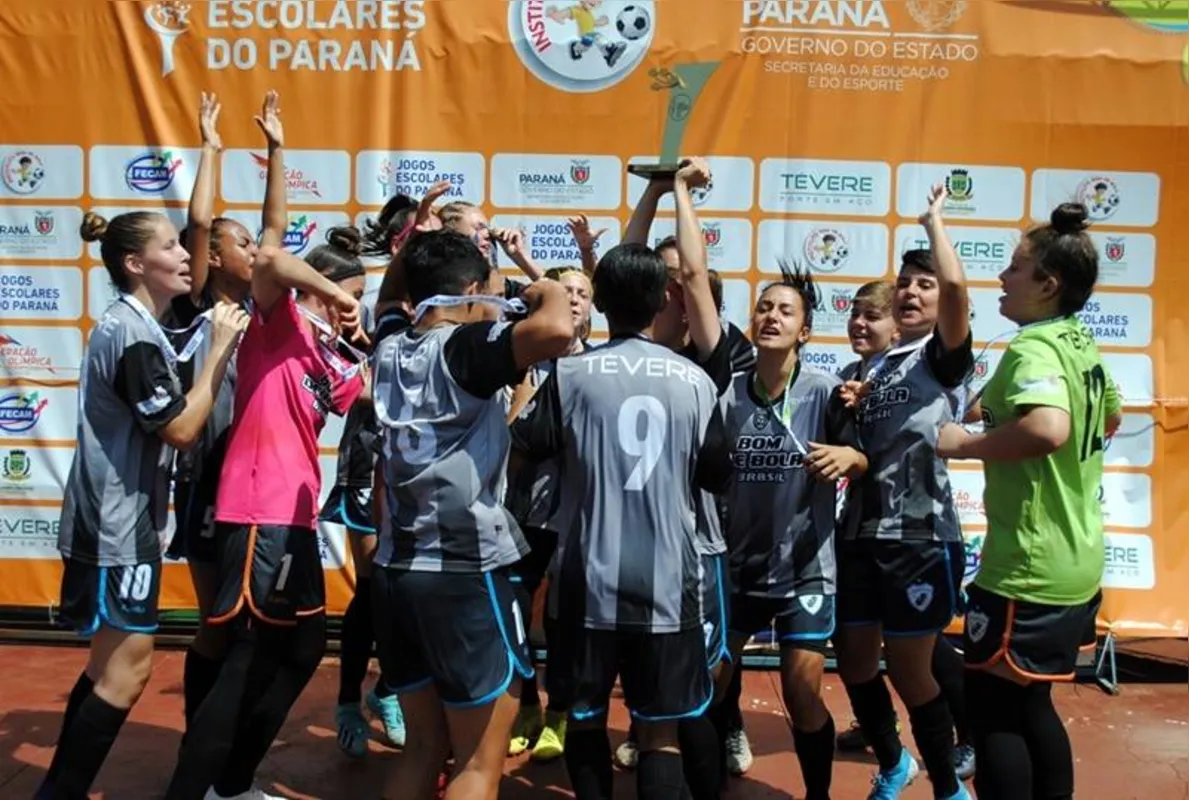 Meninas do Tsuru Oguido comemoram o título de 2019 dos Jogos Escolares em Campo Mourão