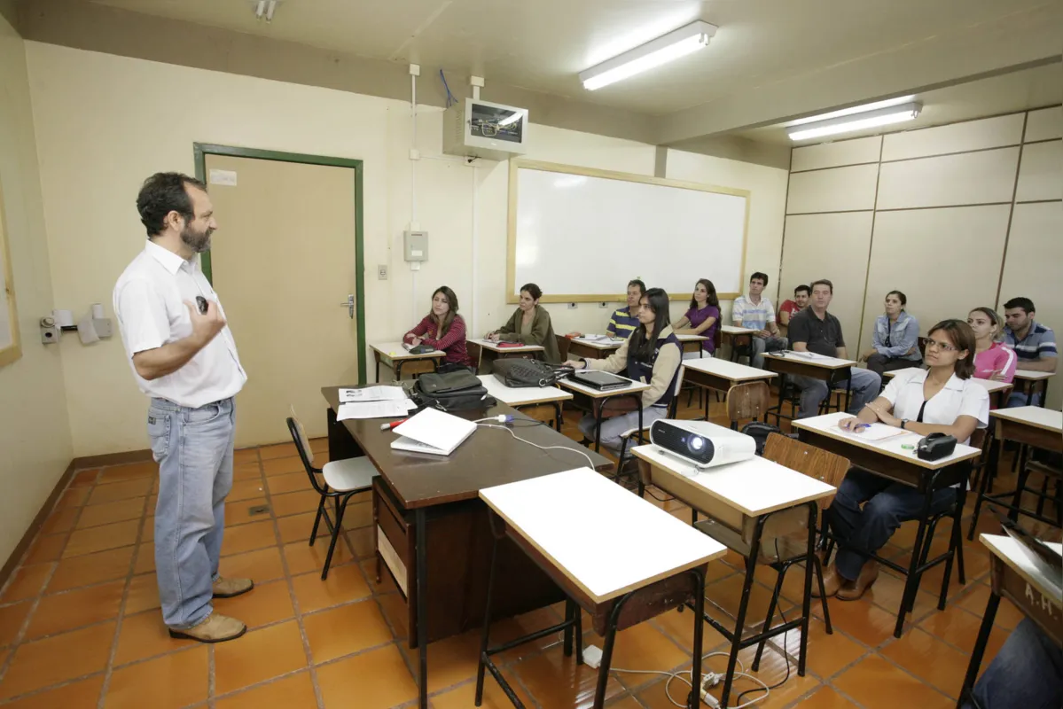 Imagem ilustrativa da imagem UEM abre 124 vagas para professores temporários
