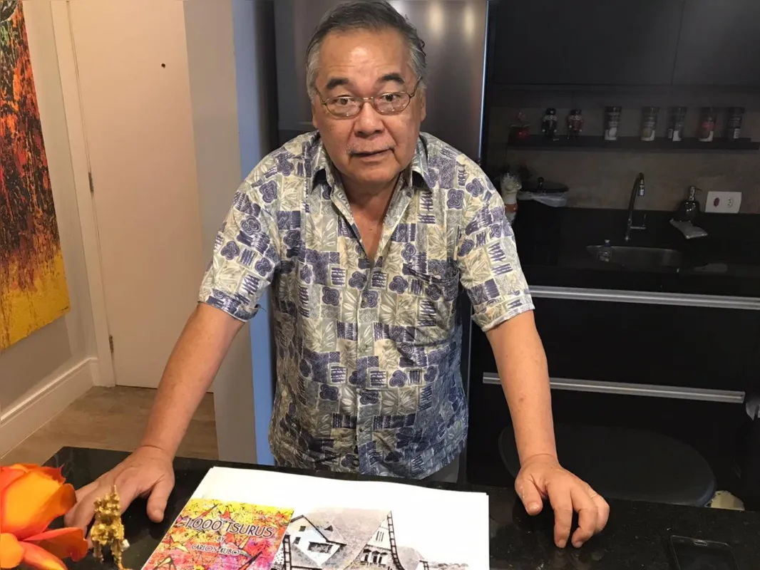 Carlos Kubo com as fotos que serão ampliadas e instaladas nos muros formando uma galeria histórica