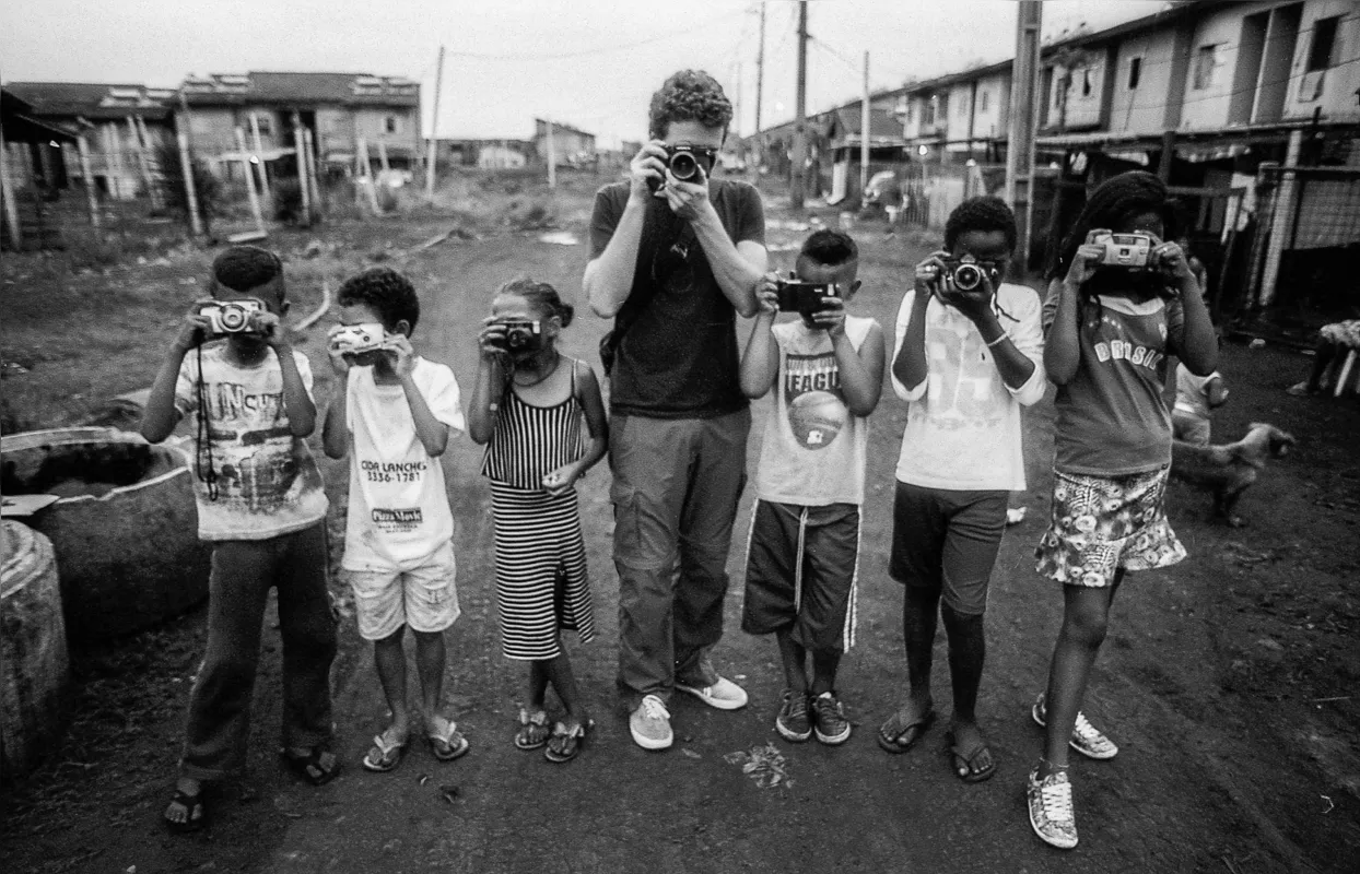 Crianças e adolescentes estão preparando uma exposição de 50 fotografias sobre a vida no bairro, sob a coordenação de Gabriel Melhado 