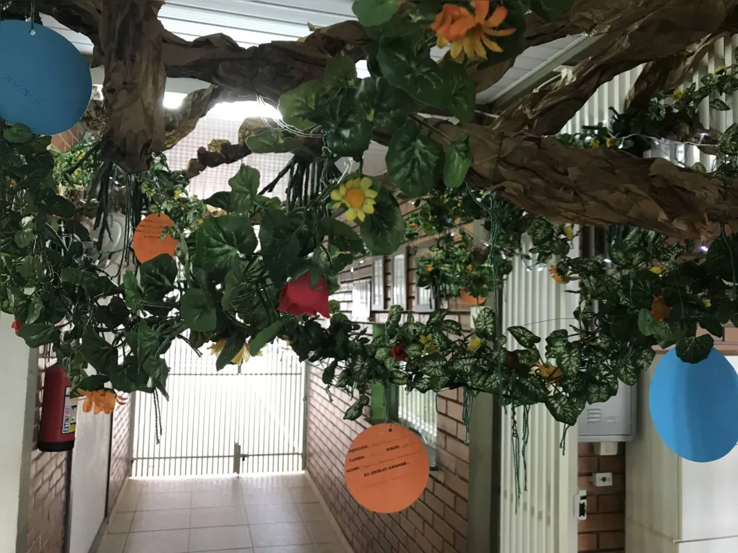 Decoração na instituição chama a atenção: pedidos dos alunos ao invés das bolas para decorar