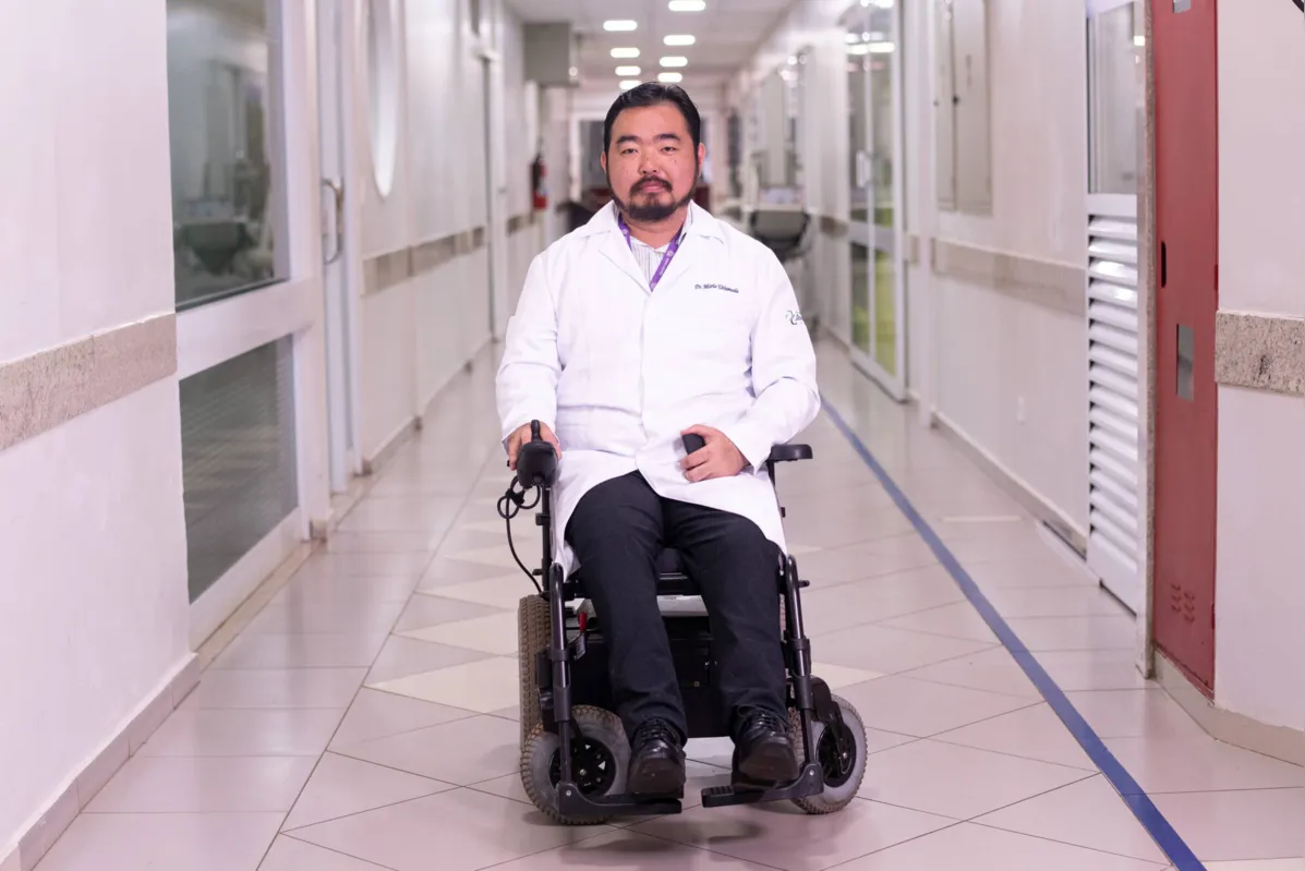 Mario Utiamada, pediatra: "Já passei por situações constrangedoras por atender em uma cadeira de rodas ou com muletas, mas oferecer um tratamento de qualidade independe da minha condição física"