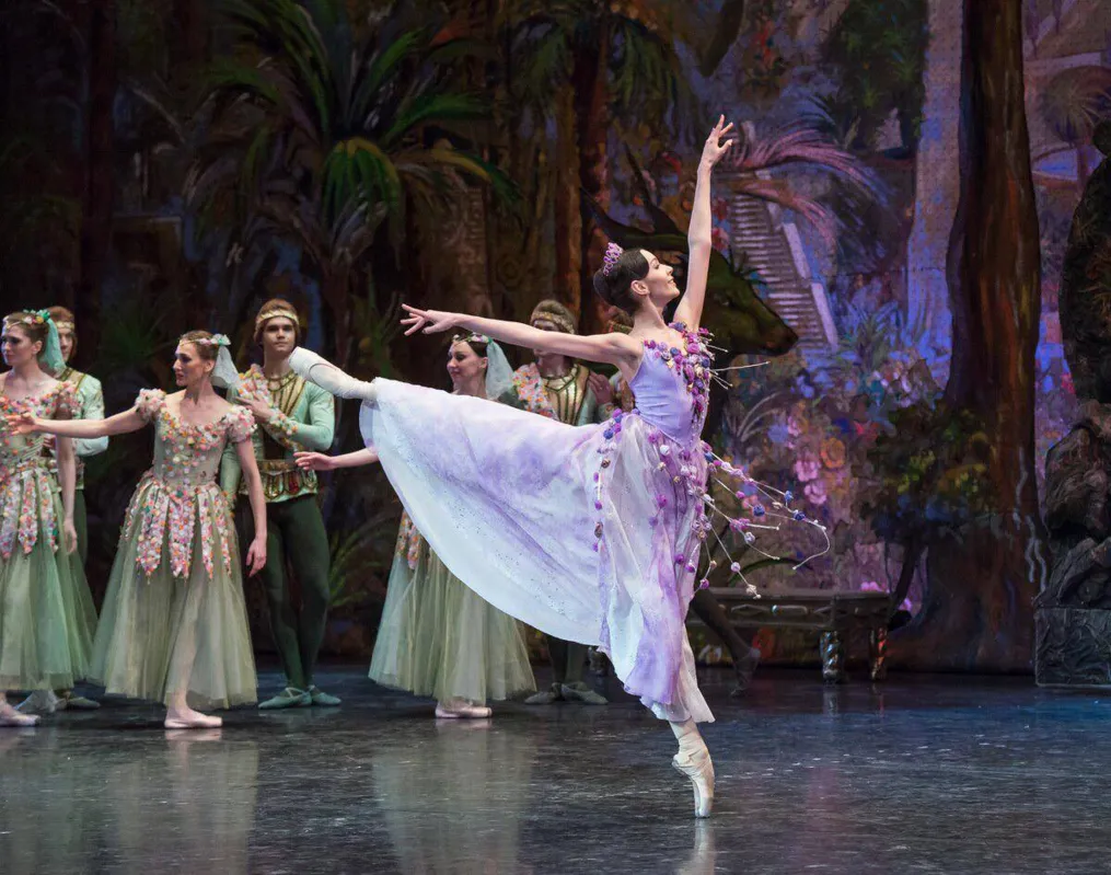 Caroline Zaborne: da vontade de cursar biologia ao estudo da dança, são muitos os desejos da bailarina que se encontra na Rússia