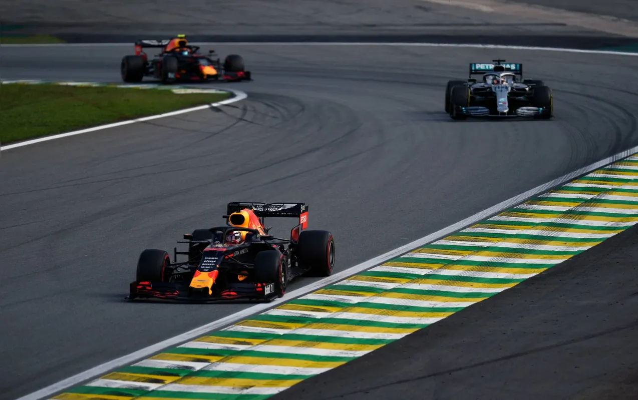 Para faturar a oitava vitória na F-1 e a primeira no Brasil, Verstappen largou na pole position e fez grande exibição