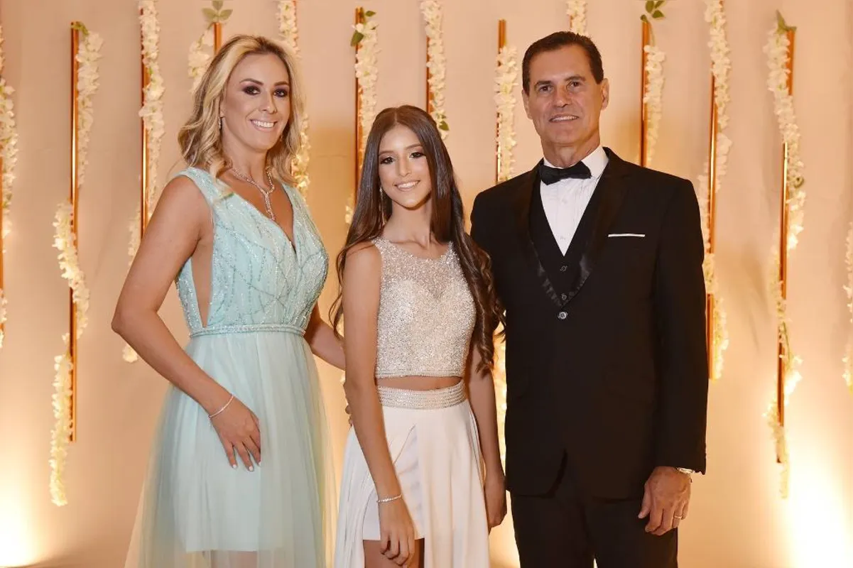 A aniversariante com os pais, Dicesar Oliveira e Gisele Rossini Oliveira