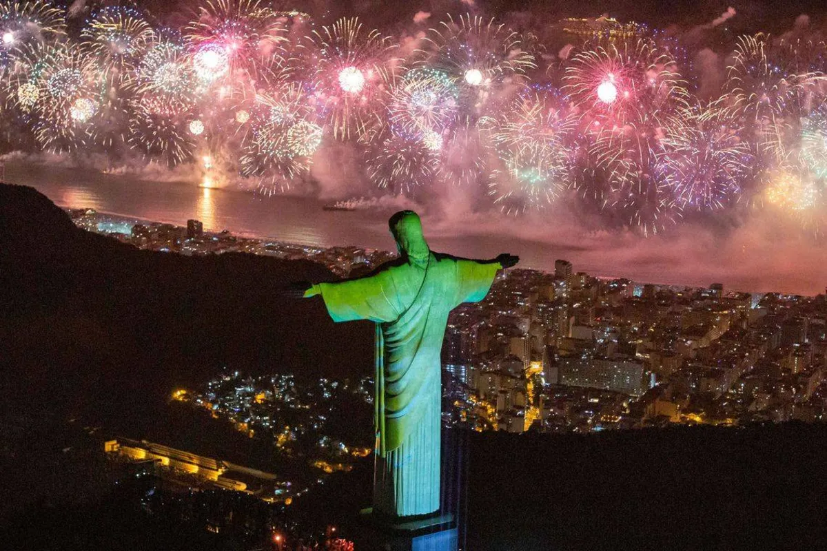 Imagem ilustrativa da imagem Virada em Copacabana reúne 2,9 milhões de pessoas, diz Riotur