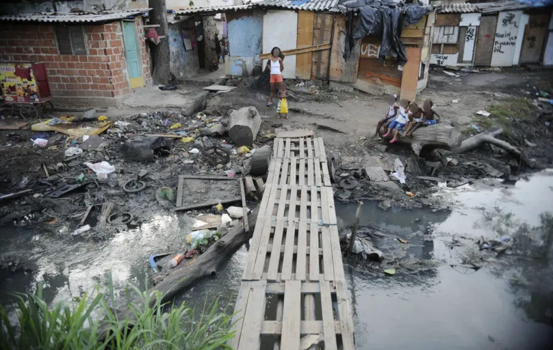 Falta de saneamento básico é um dos problemas enfrentados pelas crianças e jovens do País