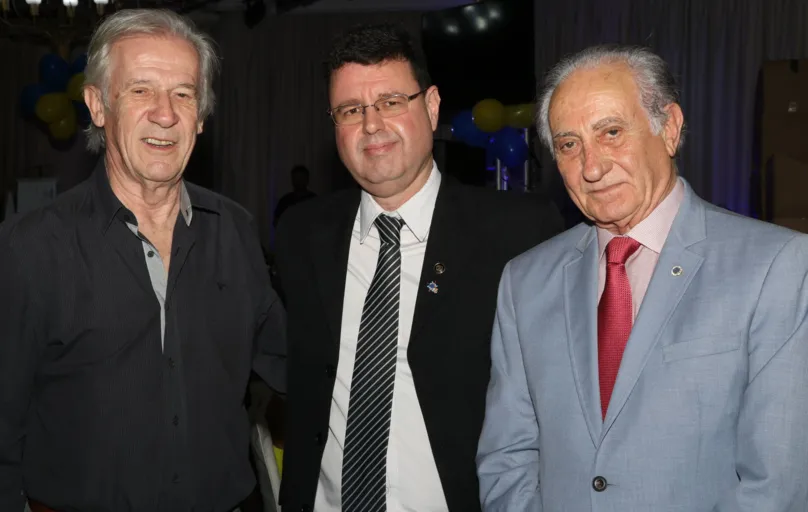 O presidente Cezar Nascimento ladeado pelos fundadores  do clube, Enio Sehn e Romeu Curi  