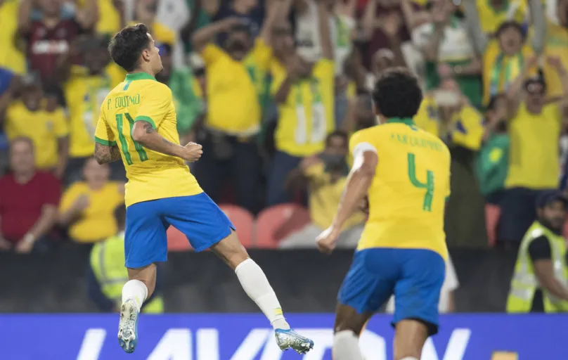 Coutinho comemorando o gol de falta contra a Coréia do Sul.