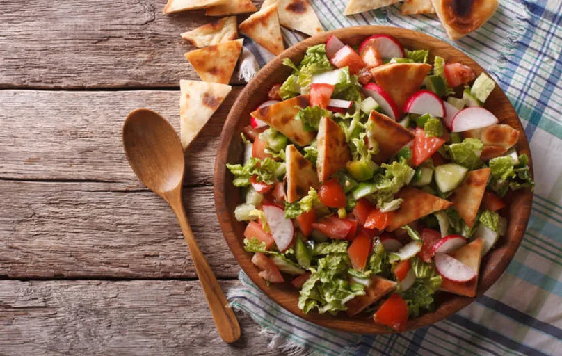 Salada árabe: com tomates, rabanete, alface, hortelã e outros ingredientes é ideal para os dias quentes