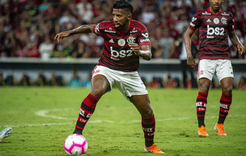 Com o titular Rafinha suspenso, Rodinei será o dono da lateral-direita do Flamengo diante do Bahia