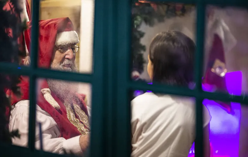 Papai Noel atrai centenas de crianças todos os dias em sua casinha montada na Praça da Bandeira
