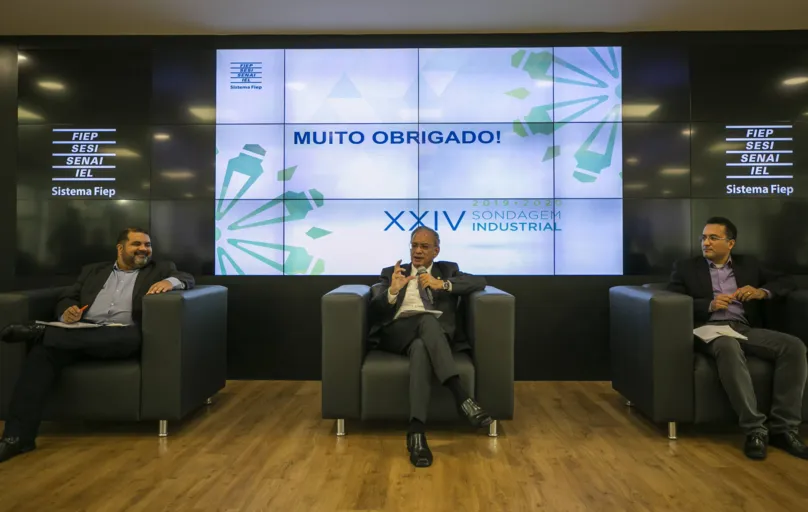 O presidente da Fiep, Carlos Valter, entre os economistas Marcelo Alves (esquerda) e Evânio Felippe (direita), divulgou o resultado da 24ª edição da Sondagem Industrial