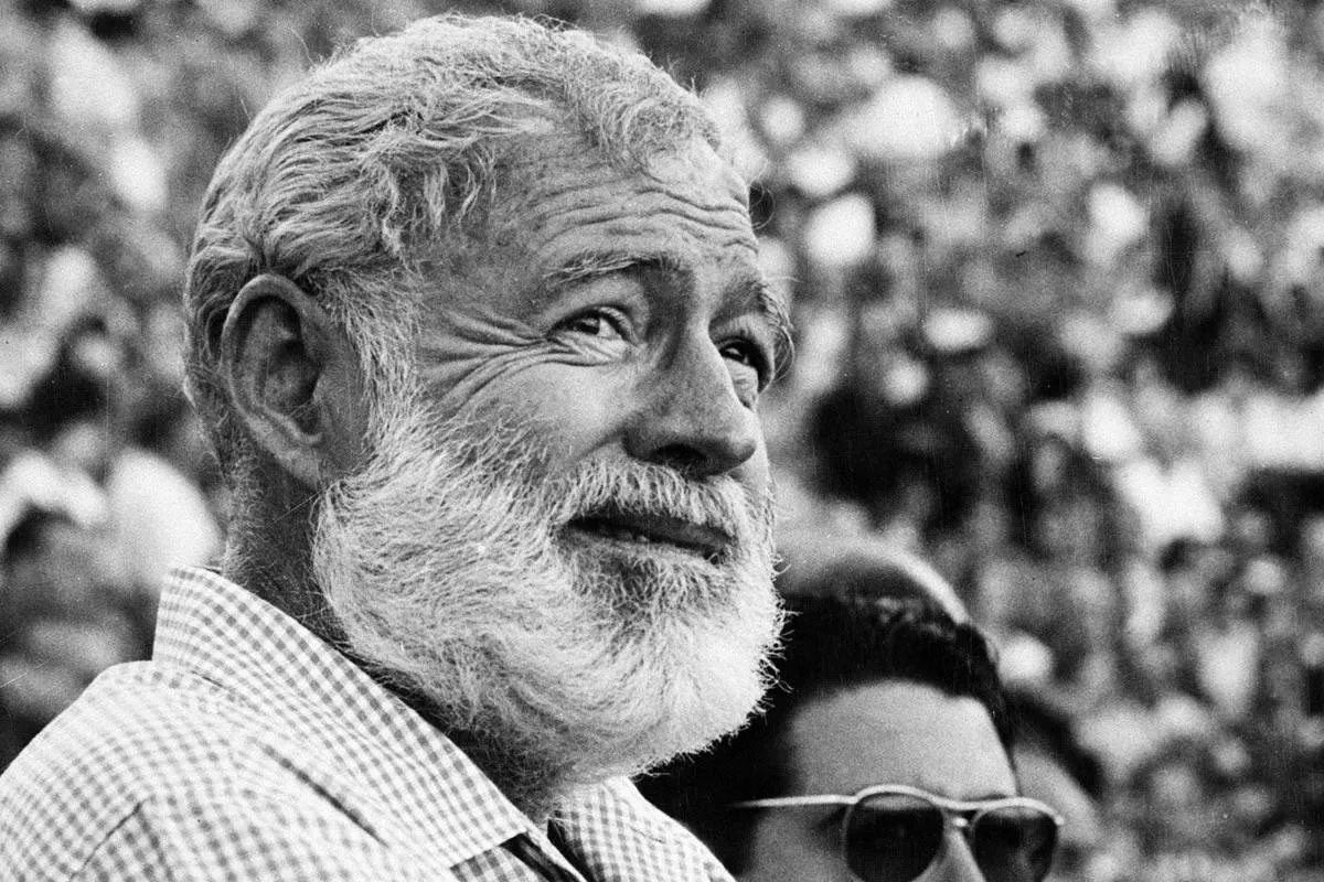 Ernest Hemingway: “Você joga seu livro neles, eles jogam o dinheiro deles em você”