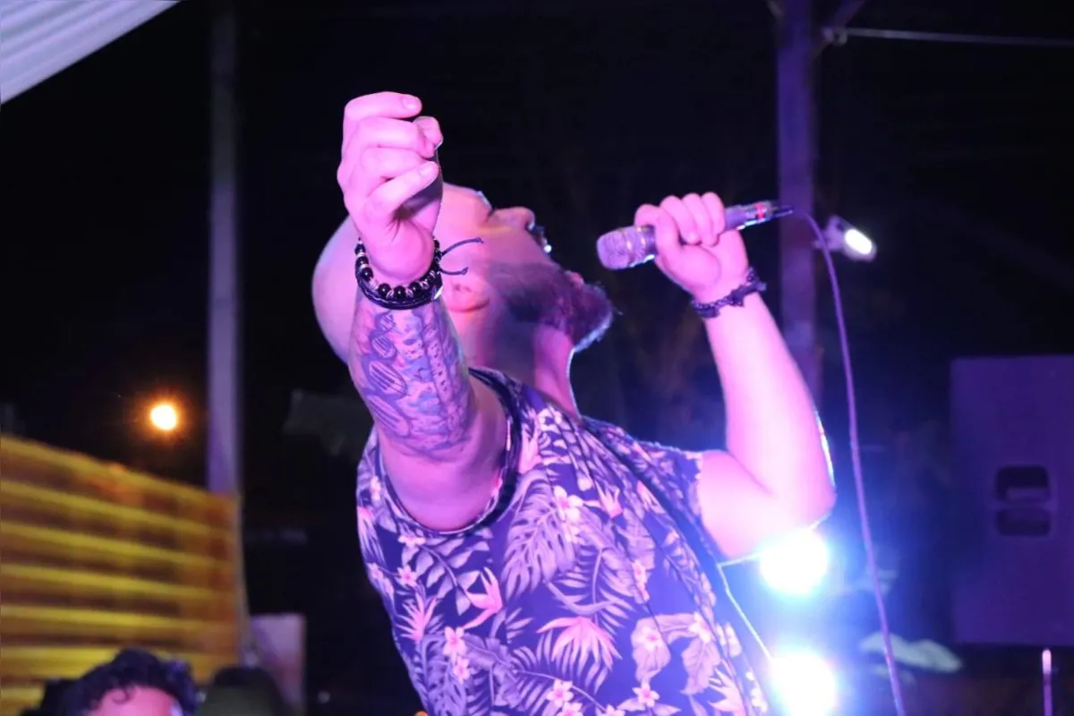Bruno Devides fez show ao vivo durante a abertura dos bares e restaurantes:  choro e emoção depois de 34 dias sem se apresentar