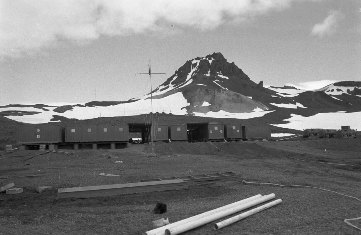 Estação "Comandante Ferraz" na Bahia do Almirantado - Antartida (28/01/1985)