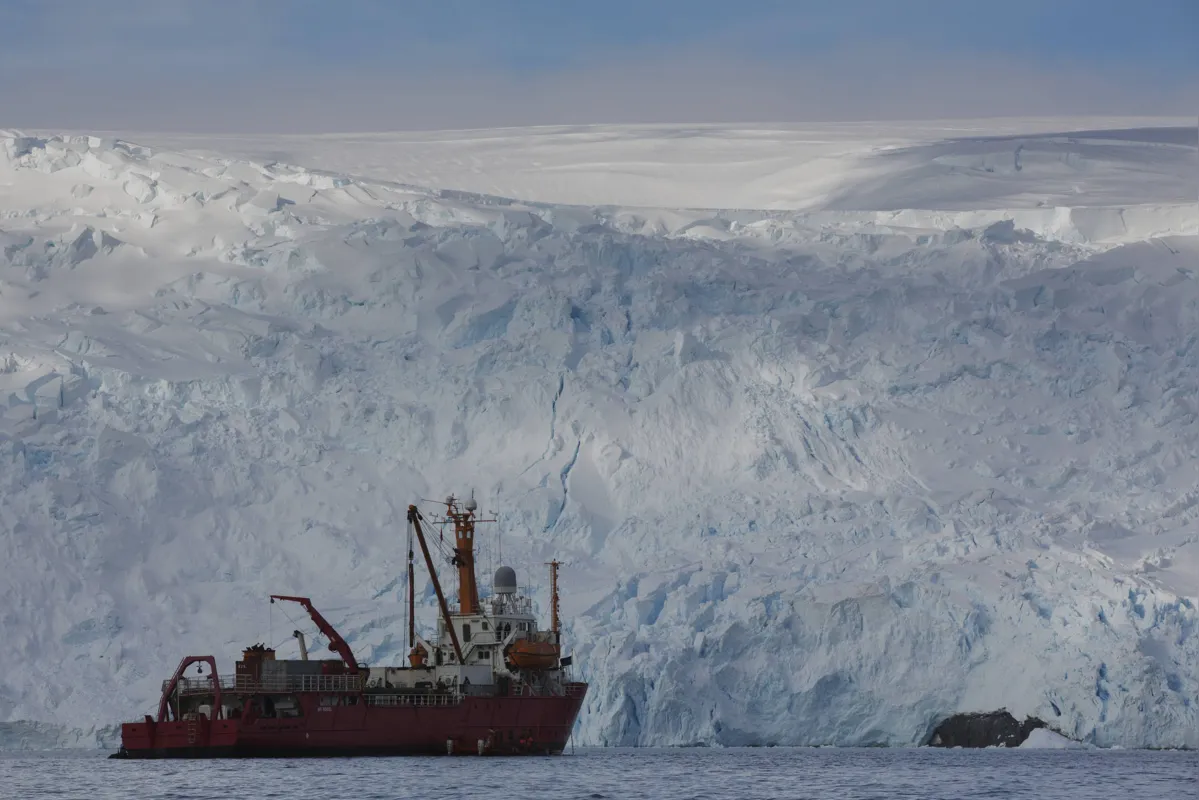 Navio de Apoio Oceanográfico (NAPOC) Ary Rongel fundeado na Ilha do Rei George - Antartida (04/12/2016)