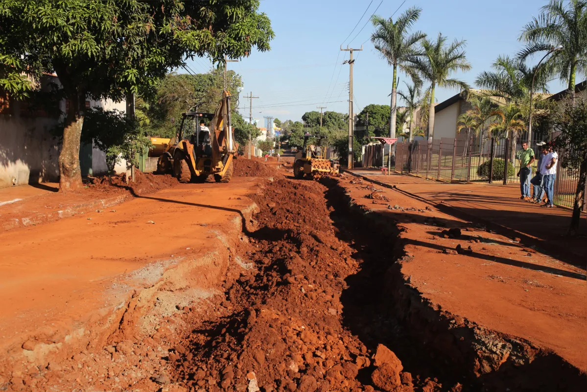 Quem passa pela avenida Madre Henriqueta Dominici encontra muita terra revirada