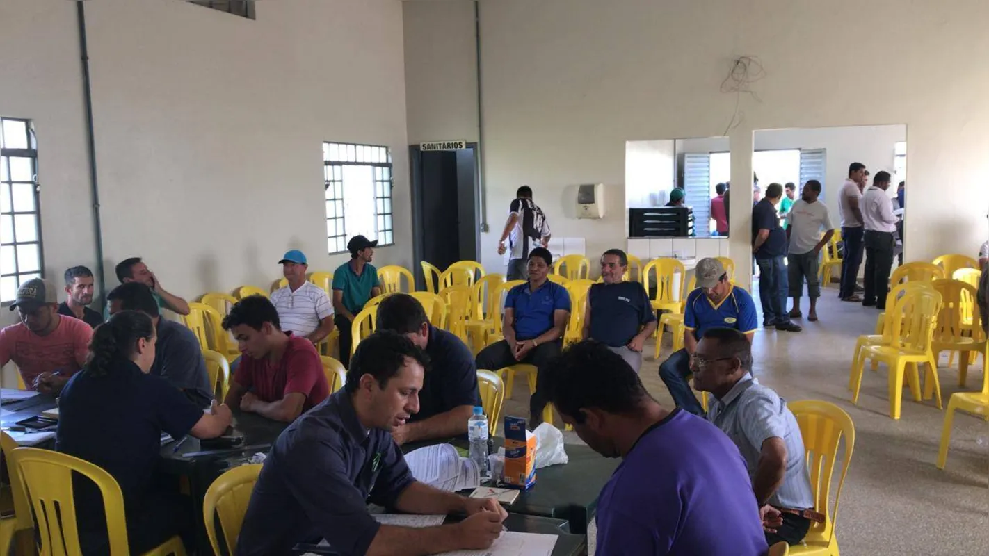 Trabalhadores demitidos da Adram assinaram o Termo de Rescisão de Contrato de Trabalho nesta sexta-feira (6), sem poder receber seus acertos