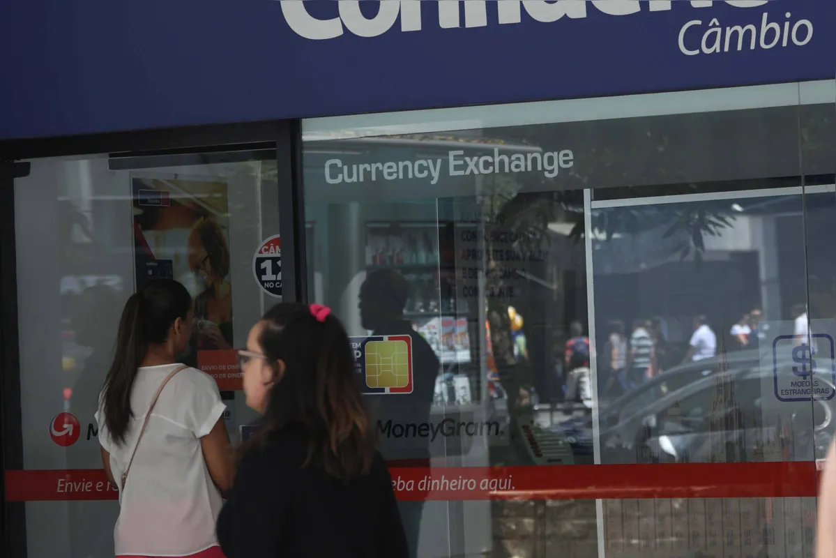 Imagem ilustrativa da imagem Alta do dólar muda comportamento de clientes nas casas de câmbio
