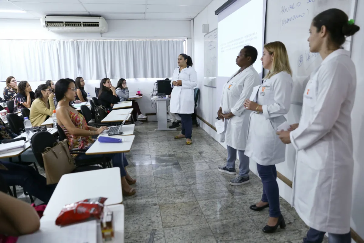 Imagem ilustrativa da imagem Alunos de enfermagem orientam comunidade sobre o coronavírus