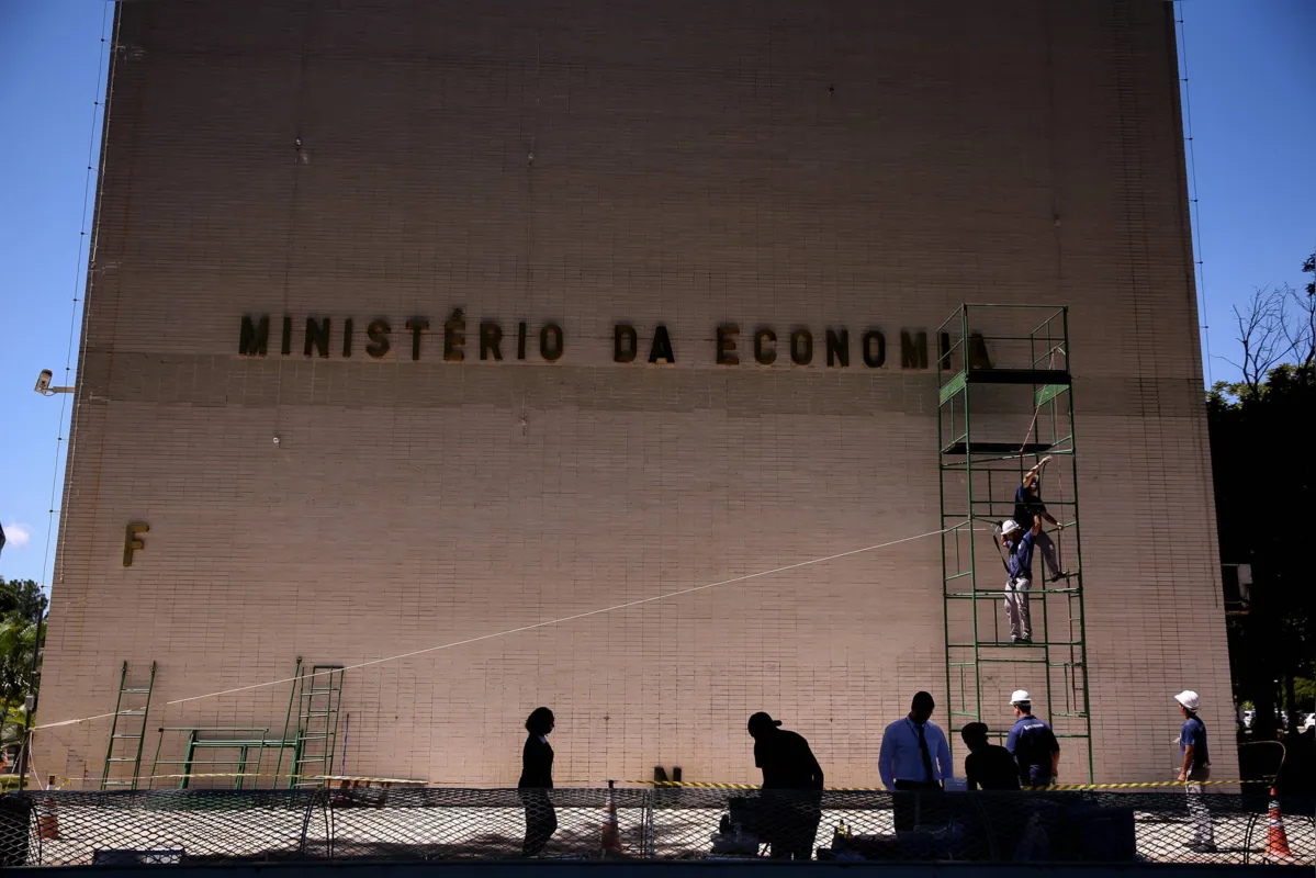 O time de Paulo Guedes , do Ministério da Economia, deu  como concluída a Reforma Administrativa que agora deverá seguir para o Legislativo