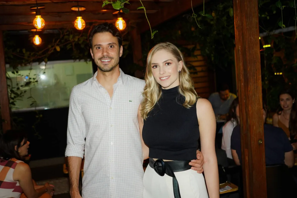 A aniversariante com o noivo, Jair Assunção: o casal está nos preparativos para o casamento, que acontece em novembro