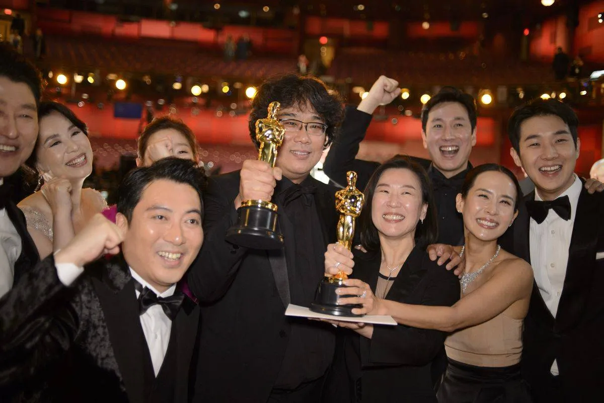 O elenco de 'Parasita' com o diretor Bong Joon-ho: Oscar de melhor filme e melhor filme estrangeiro, uma façanha nunca conquistada 