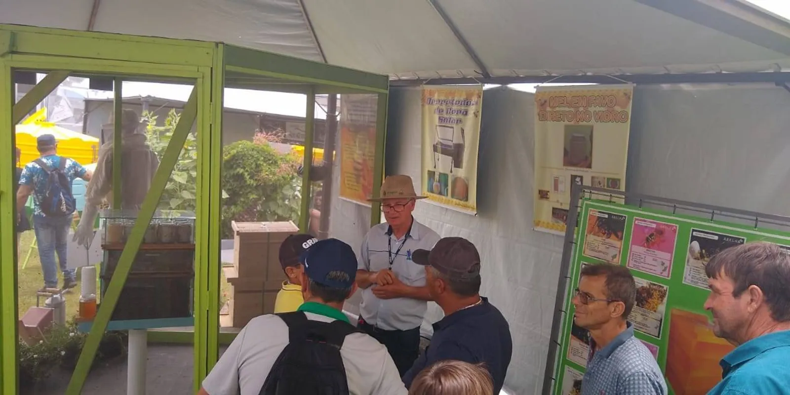 Estande da Emater em Cascavel: orientações para quem deseja entrar no ramo da apicultura