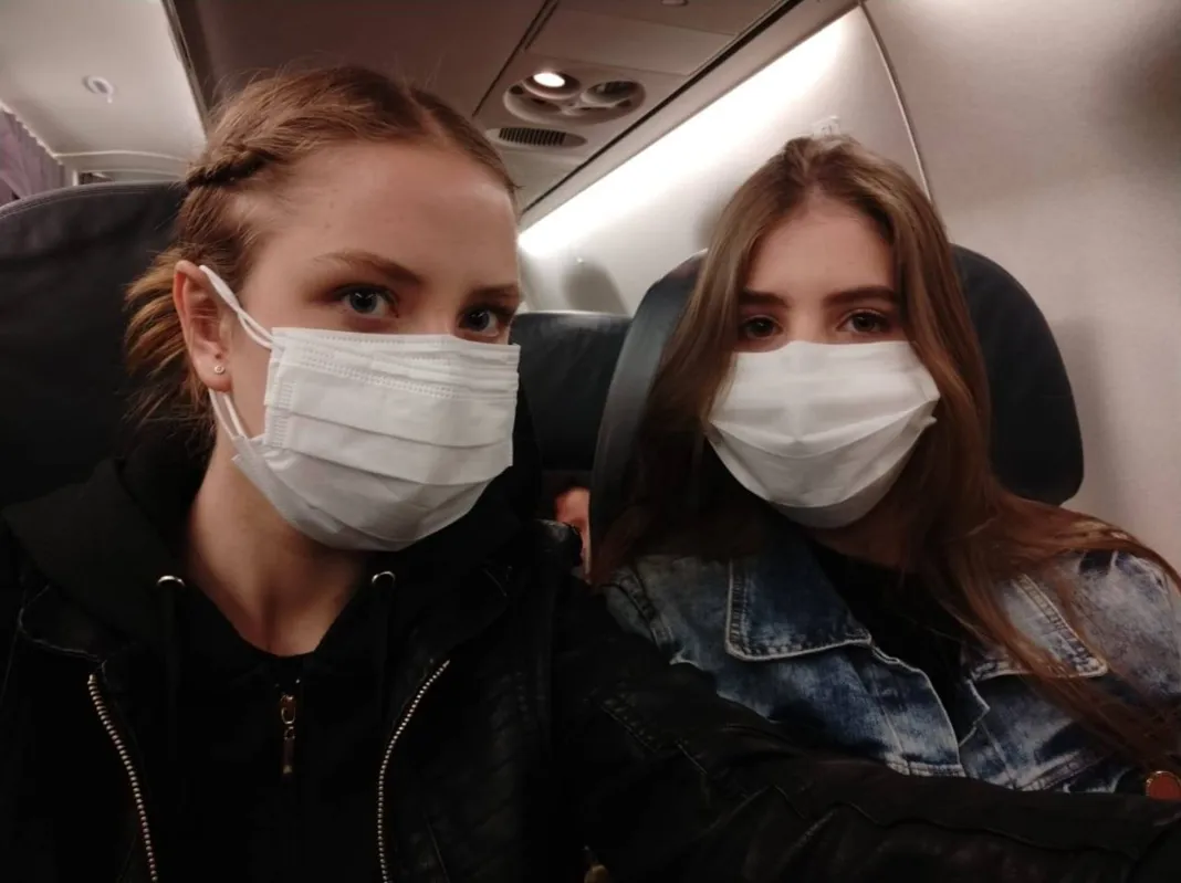 A paranaense Adrielly Eger (esquerda) durante viagem de volta ao Brasil com a também modelo Melany Umann