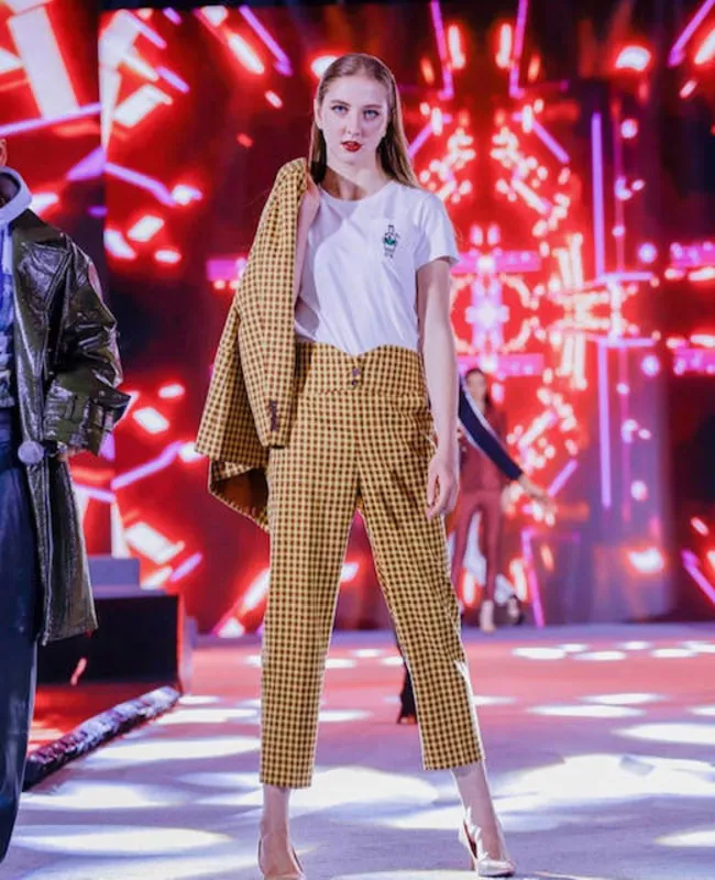 Um dos trabalhos que a modelo de Foz do Iguaçu realizou em Wuhan, na China