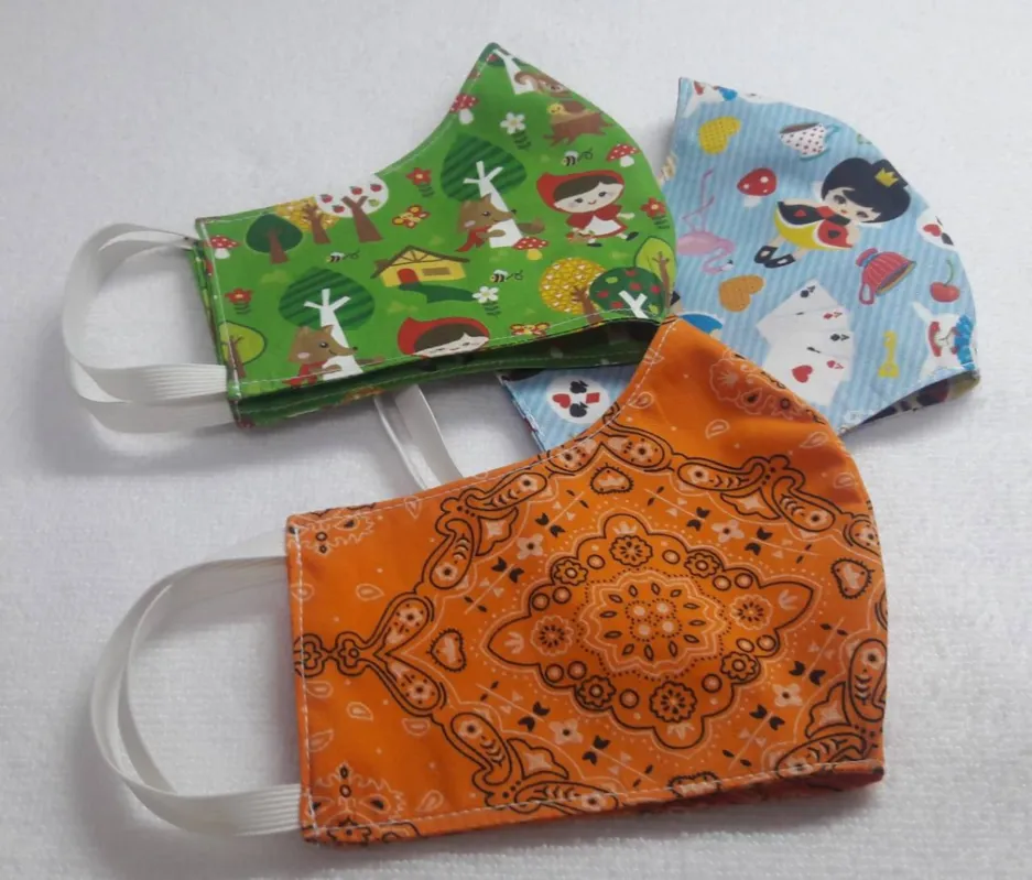 Sacolinhas para álcool em gel e máscaras artesanais feitas por Luciane De Cunto, da DonArteira, de acordo com as especificações técnicas