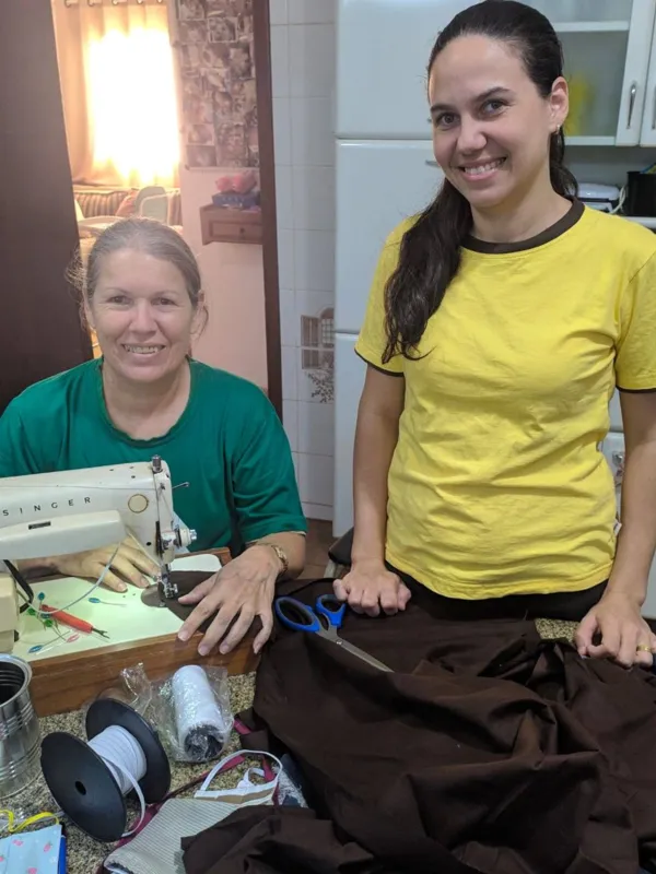 Sara Cavalheiro está fazendo os adereços com a ajuda da filha Lais Elizabete Silva
