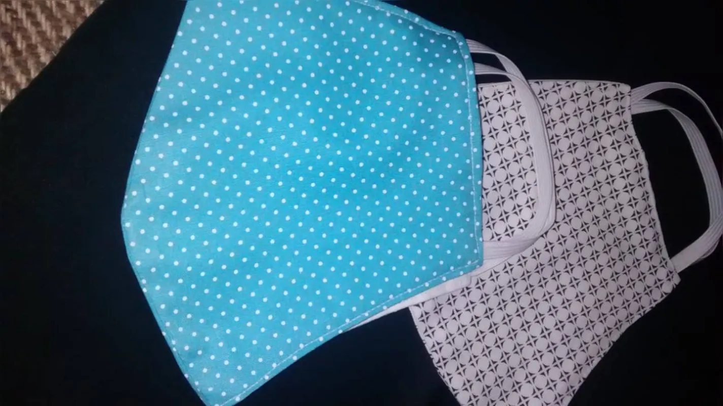 Vera Lúcia de Aquino tem máscaras com estampa e cores neutras