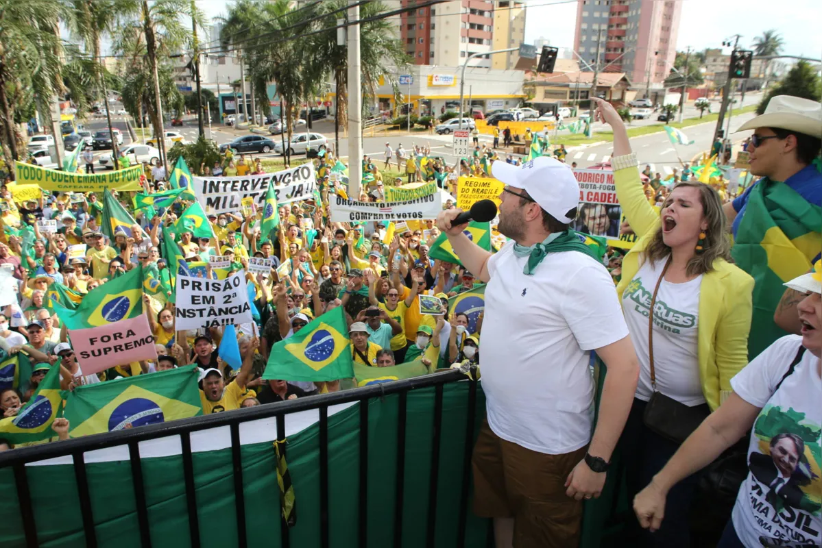 Imagem ilustrativa da imagem Ato pró-Bolsonaro coloca londrinenses na rua, apesar do coronavírus