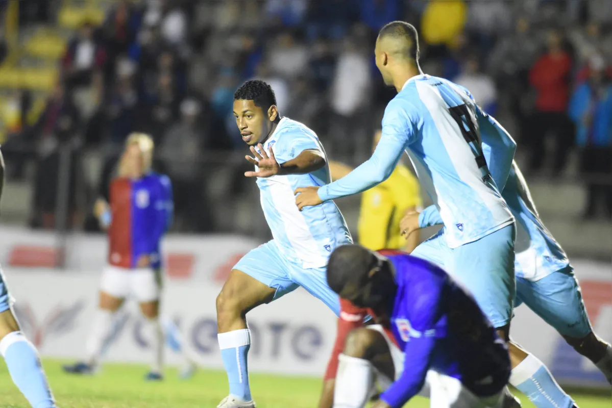 Ruster Santos fez sua estreia no Tubarão com o pé direito: fazendo gol