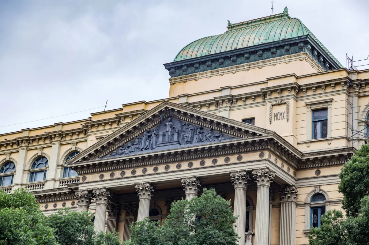 A Biblioteca Nacional, no Rio de Janeiro, tem acervos históricos da maior importância que podem ser acessados pela internet
