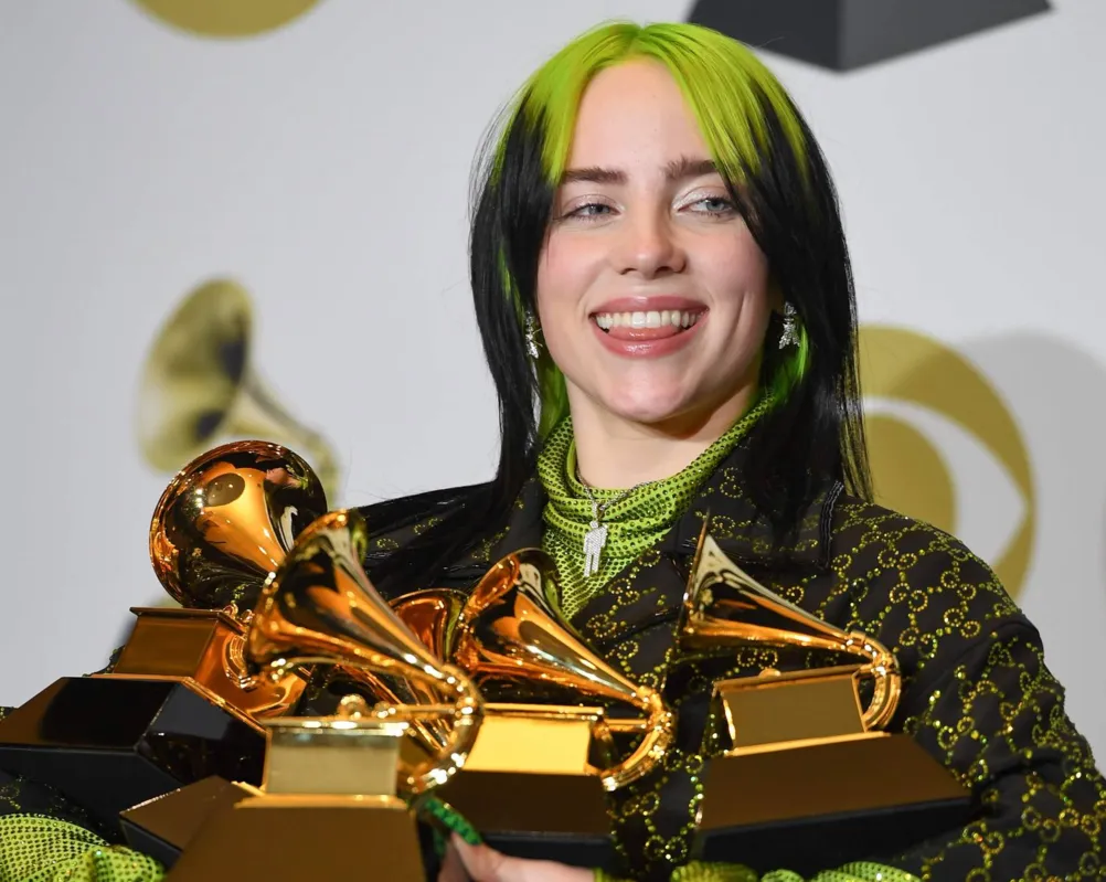 Billie Eilish venceu quatros dos principais prêmios do Grammy: música do ano, gravação do ano, álbum do ano e artista revelação