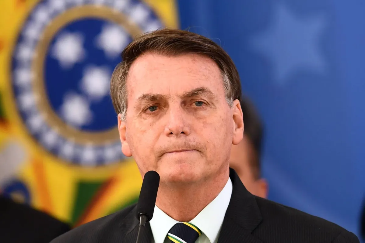 Imagem ilustrativa da imagem Bolsonaro acusa Moro de negociar vaga no STF e admite interesse pessoal em ações da PF