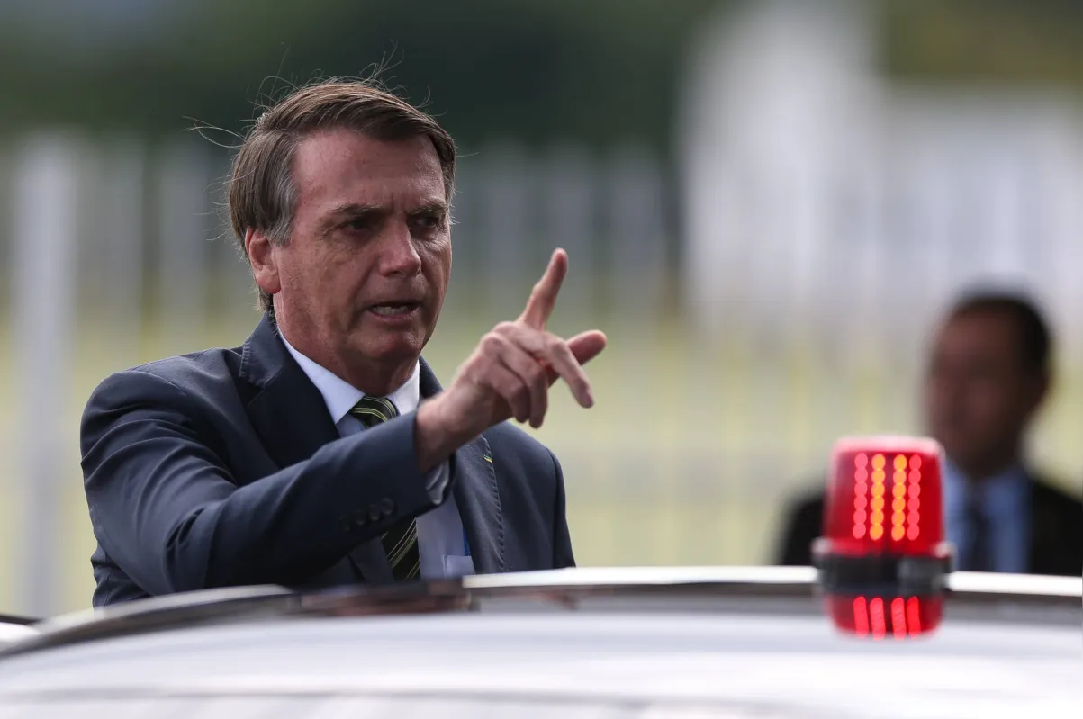 Imagem ilustrativa da imagem Bolsonaro é alvo de gritos de apoio e panelaço e, sem cuidado, cumprimenta apoiadores em Brasília