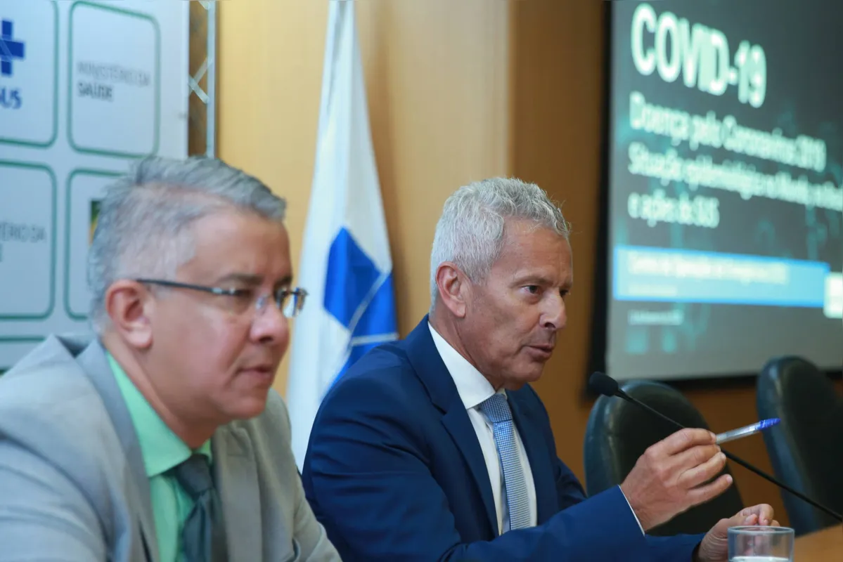 Os secretários de Vigilância em Saúde, Wanderson Kleber de Oliveira e executivo do Ministério da Saúde, João Gabardo dos Reis, durante divulgação de dados atualizados sobre a situação do novo Coronavírus no país