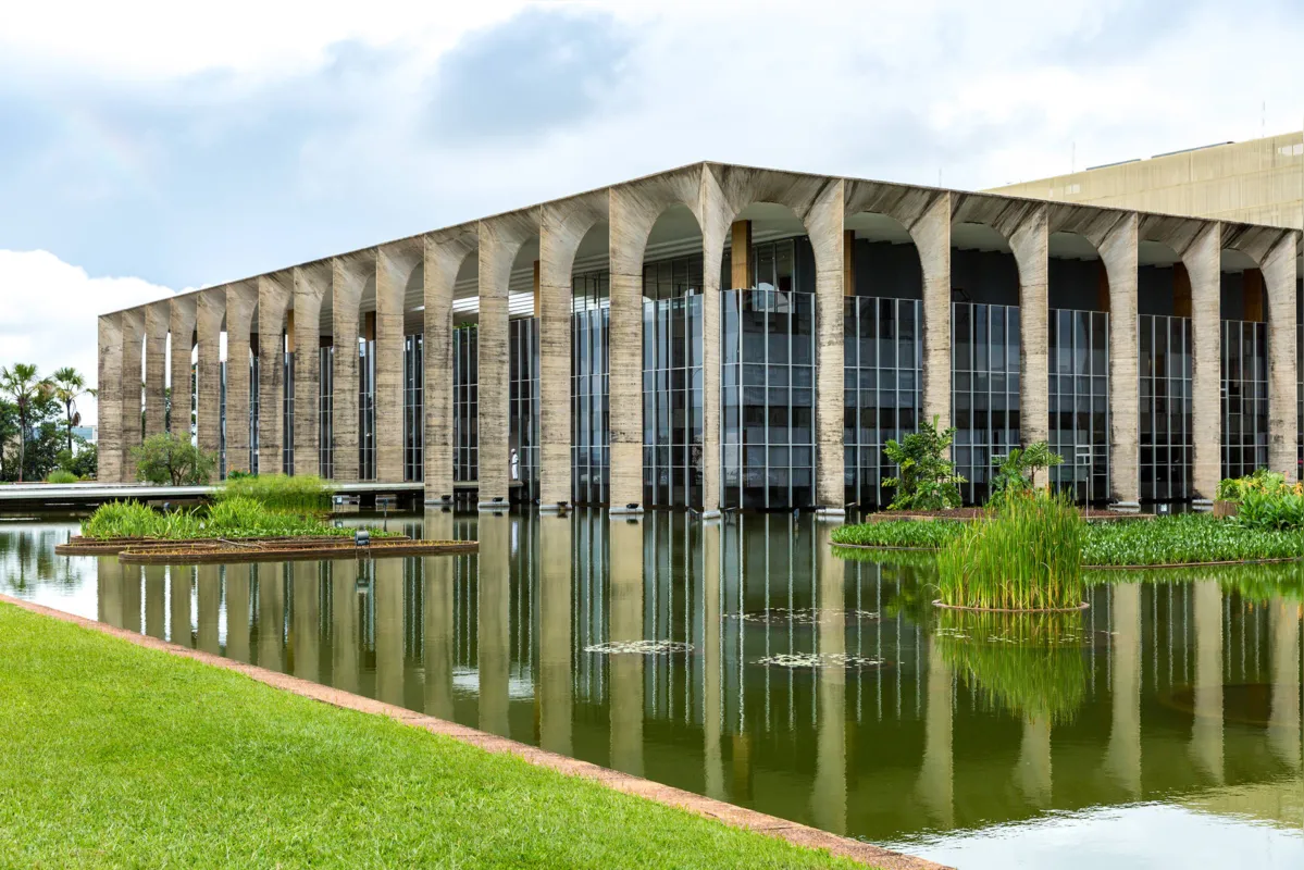 O Itamaraty informou que segue buscando soluções para os brasileiros que estão no exterior  