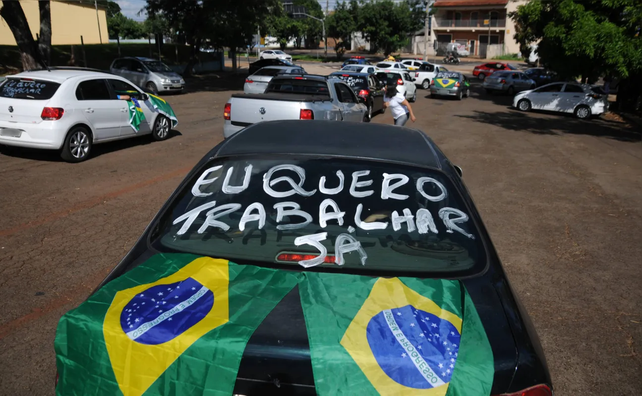 Imagem ilustrativa da imagem Buzinaço pede reabertura do comércio em Londrina